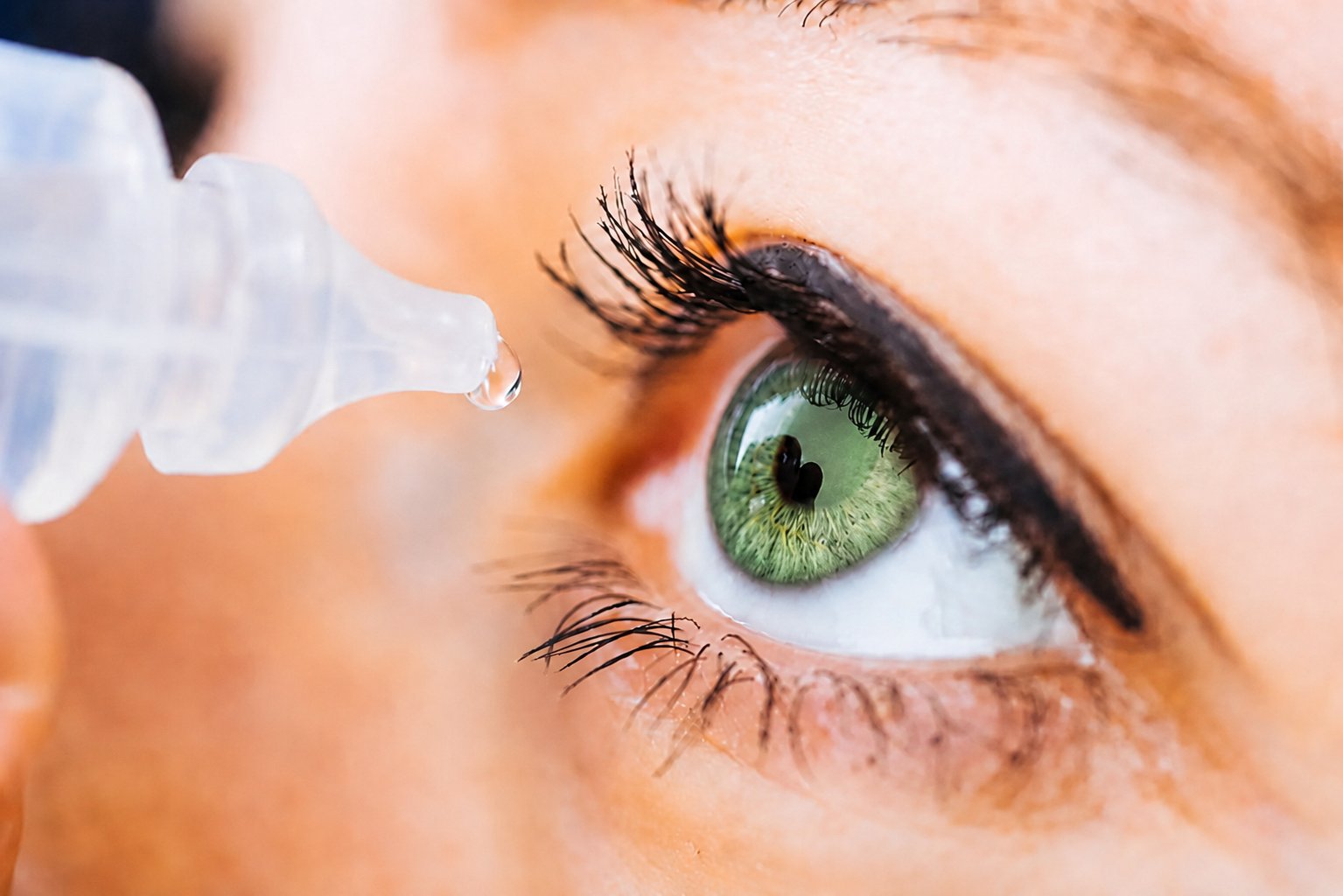Close-up van een oog dat oogdruppels krijgt toegediend